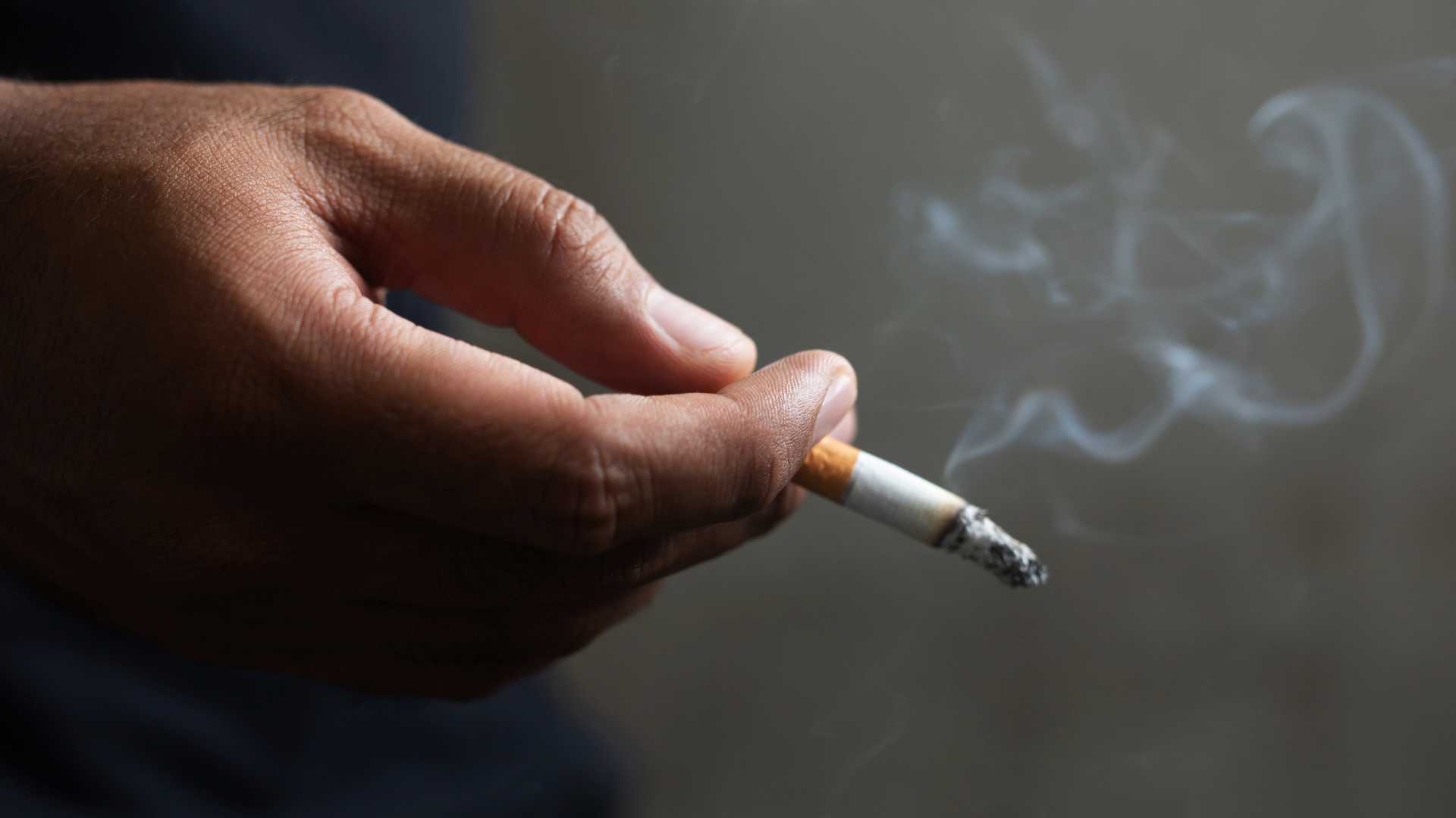Homme qui fume une cigarette