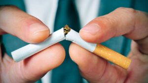 Homme qui casse sa cigarette en deux